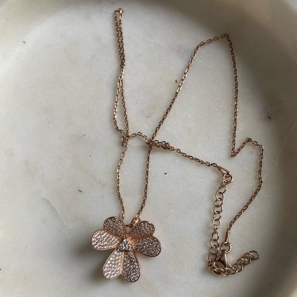 Jewelry - 𝅺rose gold plated micropavé flower necklace